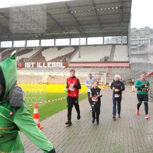 07.12.2025 - St. Pauli X-Mass-Run No. 15 Fabian Wolf http://msf.ph/oto/9394040 07.12.2025 10:22:47 Ziel 715, 739, 794, 3780, 4287, 4407, 4411, 4419, 4509, 4539 meine-sportfotos.de