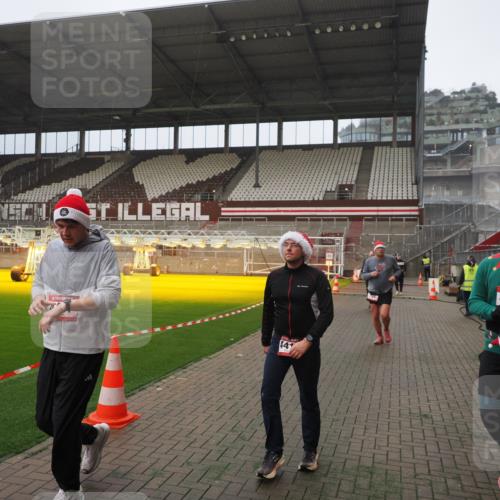 07.12.2025 - St. Pauli X-Mass-Run No. 15 Fabian Wolf http://msf.ph/oto/9394050 07.12.2025 10:22:49 Ziel 794, 3780, 4287, 4407, 4411, 4419, 4509, 4539 meine-sportfotos.de