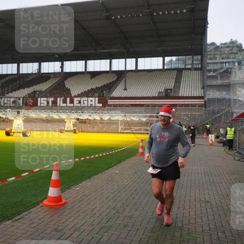 07.12.2025 - St. Pauli X-Mass-Run No. 15 Fabian Wolf http://msf.ph/oto/9394060 07.12.2025 10:22:51 Ziel 794, 2638, 3780, 4287, 4407, 4411, 4419, 4509, 4539 meine-sportfotos.de