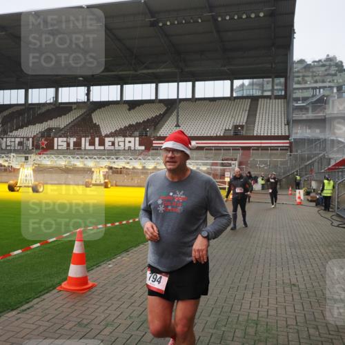 07.12.2025 - St. Pauli X-Mass-Run No. 15 Fabian Wolf http://msf.ph/oto/9394064 07.12.2025 10:22:52 Ziel 794, 2638, 3780, 4287, 4407, 4411, 4419, 4509, 4539 meine-sportfotos.de