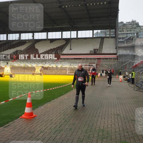 07.12.2025 - St. Pauli X-Mass-Run No. 15 Fabian Wolf http://msf.ph/oto/9394069 07.12.2025 10:22:55 Ziel 794, 2638, 3780, 4287, 4407, 4411, 4419, 4509, 4539 meine-sportfotos.de