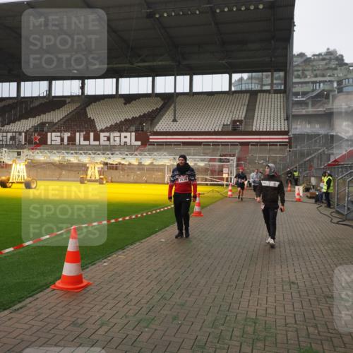 07.12.2025 - St. Pauli X-Mass-Run No. 15 Fabian Wolf http://msf.ph/oto/9394075 07.12.2025 10:23:00 Ziel 794, 1996, 2123, 2304, 2638, 3780, 4287, 4407, 4411 meine-sportfotos.de