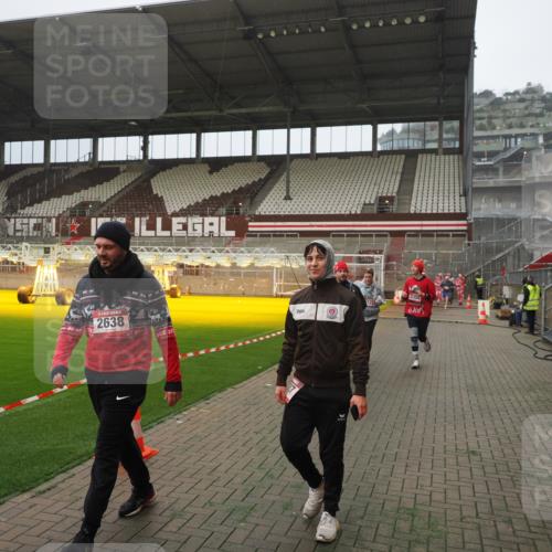 07.12.2025 - St. Pauli X-Mass-Run No. 15 Fabian Wolf http://msf.ph/oto/9394090 07.12.2025 10:23:03 Ziel 1996, 2123, 2304, 2638, 3780, 4287 meine-sportfotos.de