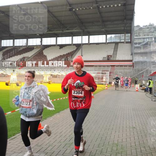 07.12.2025 - St. Pauli X-Mass-Run No. 15 Fabian Wolf http://msf.ph/oto/9394100 07.12.2025 10:23:06 Ziel 1996, 2123, 2304, 2508, 2511, 2638, 3078, 3079 meine-sportfotos.de