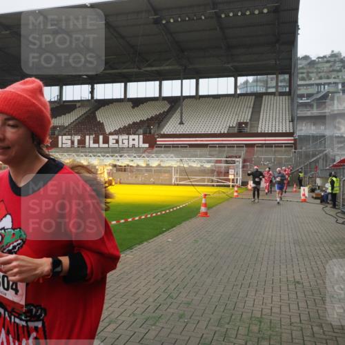 07.12.2025 - St. Pauli X-Mass-Run No. 15 Fabian Wolf http://msf.ph/oto/9394103 07.12.2025 10:23:06 Ziel 1996, 2123, 2304, 2508, 2511, 2638, 3078, 3079 meine-sportfotos.de