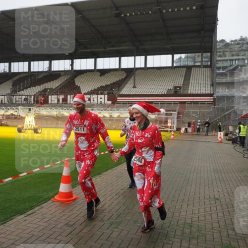 07.12.2025 - St. Pauli X-Mass-Run No. 15 Fabian Wolf http://msf.ph/oto/9394121 07.12.2025 10:23:14 Ziel 1996, 2123, 2304, 2508, 2511, 3052, 3078, 3079 meine-sportfotos.de