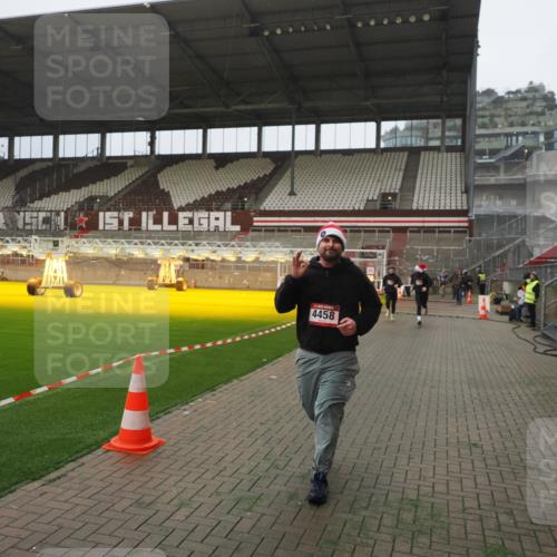 07.12.2025 - St. Pauli X-Mass-Run No. 15 Fabian Wolf http://msf.ph/oto/9394133 07.12.2025 10:23:25 Ziel 2508, 2511, 3052, 3078, 3079, 4005, 4141, 4145, 4458, 4549 meine-sportfotos.de