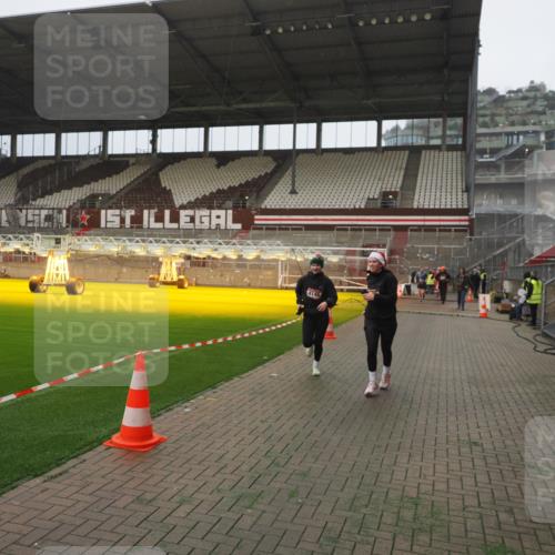07.12.2025 - St. Pauli X-Mass-Run No. 15 Fabian Wolf http://msf.ph/oto/9394136 07.12.2025 10:23:28 Ziel 638, 4005, 4141, 4145, 4458, 4549 meine-sportfotos.de