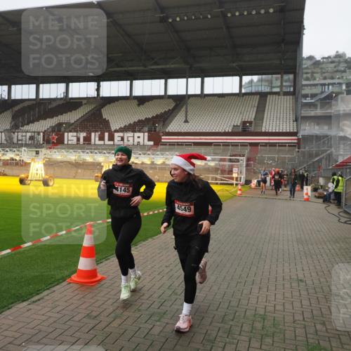 07.12.2025 - St. Pauli X-Mass-Run No. 15 Fabian Wolf http://msf.ph/oto/9394142 07.12.2025 10:23:29 Ziel 638, 3644, 3649, 4005, 4141, 4145, 4458, 4549 meine-sportfotos.de