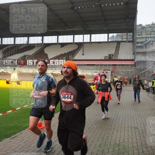 07.12.2025 - St. Pauli X-Mass-Run No. 15 Fabian Wolf http://msf.ph/oto/9394147 07.12.2025 10:23:37 Ziel 638, 3539, 3644, 3649, 3887, 3890, 4145, 4549 meine-sportfotos.de
