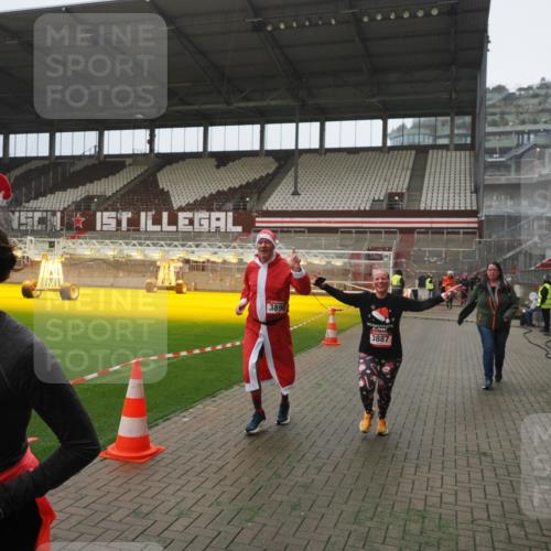 07.12.2025 - St. Pauli X-Mass-Run No. 15 Fabian Wolf http://msf.ph/oto/9394154 07.12.2025 10:23:38 Ziel 638, 3539, 3644, 3649, 3887, 3890, 4145, 4549 meine-sportfotos.de
