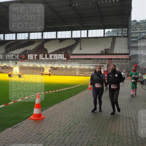07.12.2025 - St. Pauli X-Mass-Run No. 15 Fabian Wolf http://msf.ph/oto/9394179 07.12.2025 10:23:49 Ziel 1104, 2603, 2634, 3539, 3644, 3649, 3887, 3890, 4043, 4139, 4144, 4377, 4378 meine-sportfotos.de