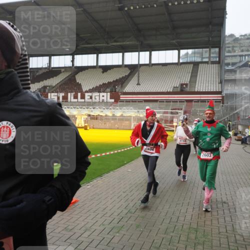07.12.2025 - St. Pauli X-Mass-Run No. 15 Fabian Wolf http://msf.ph/oto/9394188 07.12.2025 10:23:51 Ziel 1104, 2603, 2634, 3887, 3890, 3968, 4043, 4139, 4144, 4203, 4377, 4378, 4765 meine-sportfotos.de
