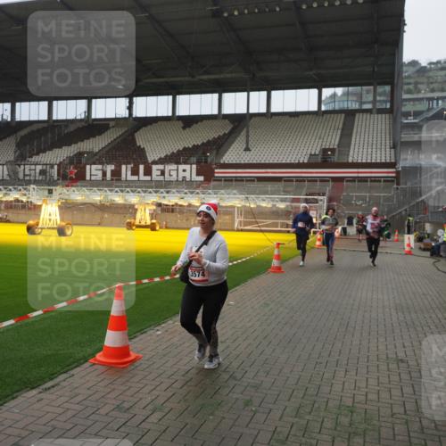 07.12.2025 - St. Pauli X-Mass-Run No. 15 Fabian Wolf http://msf.ph/oto/9394200 07.12.2025 10:23:54 Ziel 1104, 2603, 2634, 3968, 4043, 4139, 4144, 4203, 4377, 4378, 4765 meine-sportfotos.de