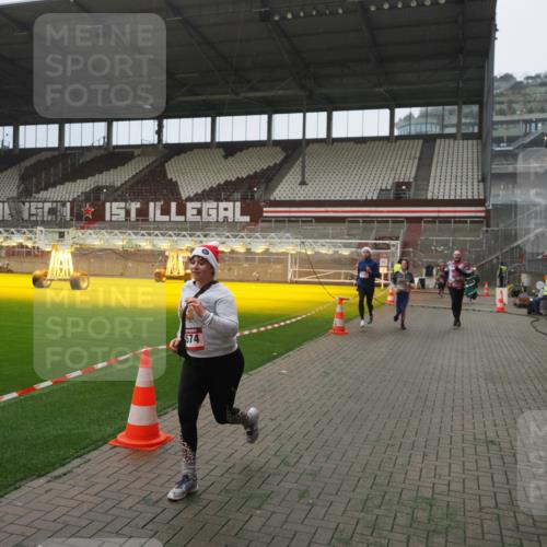 07.12.2025 - St. Pauli X-Mass-Run No. 15 Fabian Wolf http://msf.ph/oto/9394201 07.12.2025 10:23:54 Ziel 1104, 2603, 2634, 3968, 4043, 4139, 4144, 4203, 4377, 4378, 4765 meine-sportfotos.de