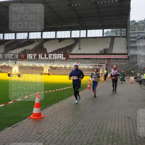 07.12.2025 - St. Pauli X-Mass-Run No. 15 Fabian Wolf http://msf.ph/oto/9394205 07.12.2025 10:23:55 Ziel 711, 1104, 2603, 2634, 3968, 4043, 4139, 4144, 4203, 4377, 4378, 4479, 4765 meine-sportfotos.de