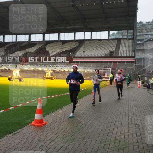 07.12.2025 - St. Pauli X-Mass-Run No. 15 Fabian Wolf http://msf.ph/oto/9394206 07.12.2025 10:23:56 Ziel 711, 1104, 2603, 2634, 3968, 4043, 4139, 4144, 4203, 4377, 4378, 4479, 4765 meine-sportfotos.de