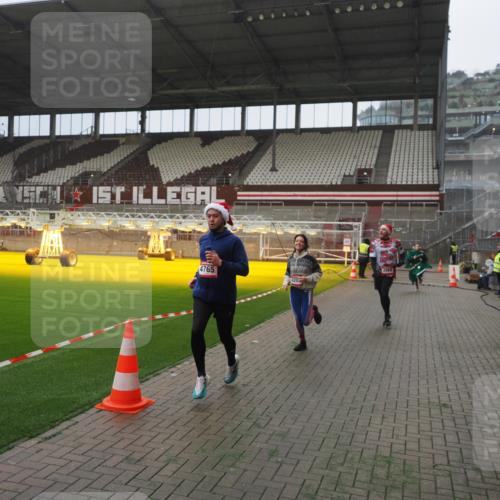 07.12.2025 - St. Pauli X-Mass-Run No. 15 Fabian Wolf http://msf.ph/oto/9394207 07.12.2025 10:23:56 Ziel 711, 1104, 2603, 2634, 3968, 4043, 4139, 4144, 4203, 4377, 4378, 4479, 4765 meine-sportfotos.de