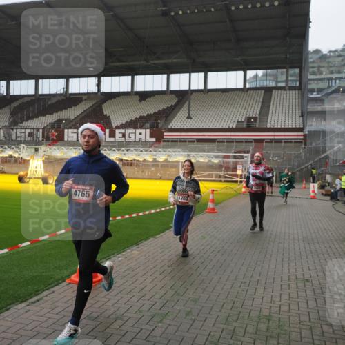 07.12.2025 - St. Pauli X-Mass-Run No. 15 Fabian Wolf http://msf.ph/oto/9394209 07.12.2025 10:23:56 Ziel 711, 1104, 2603, 2634, 3968, 4043, 4139, 4144, 4203, 4377, 4378, 4479, 4765 meine-sportfotos.de