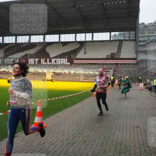 07.12.2025 - St. Pauli X-Mass-Run No. 15 Fabian Wolf http://msf.ph/oto/9394214 07.12.2025 10:23:57 Ziel 711, 1104, 2603, 2634, 3968, 4043, 4139, 4144, 4203, 4377, 4378, 4479, 4765 meine-sportfotos.de