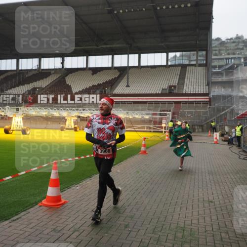 07.12.2025 - St. Pauli X-Mass-Run No. 15 Fabian Wolf http://msf.ph/oto/9394215 07.12.2025 10:23:58 Ziel 711, 1104, 2603, 2634, 3968, 4043, 4139, 4144, 4203, 4377, 4378, 4479, 4765 meine-sportfotos.de