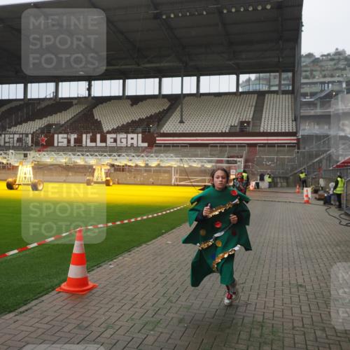 07.12.2025 - St. Pauli X-Mass-Run No. 15 Fabian Wolf http://msf.ph/oto/9394220 07.12.2025 10:24:00 Ziel 711, 2603, 2634, 3968, 4043, 4139, 4144, 4203, 4377, 4378, 4479, 4765 meine-sportfotos.de