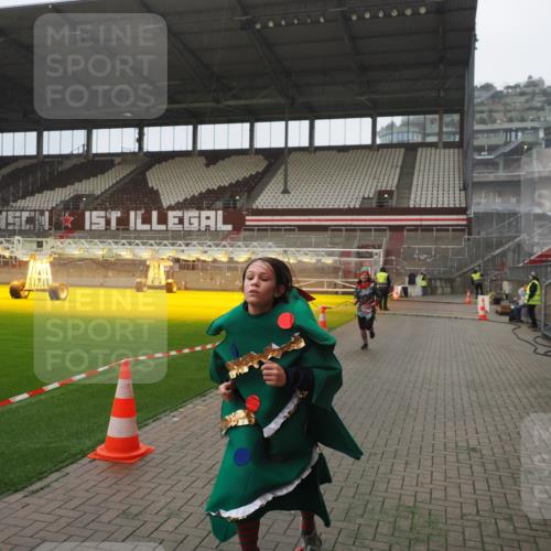 07.12.2025 - St. Pauli X-Mass-Run No. 15 Fabian Wolf http://msf.ph/oto/9394222 07.12.2025 10:24:00 Ziel 711, 2603, 2634, 3968, 4043, 4139, 4144, 4203, 4377, 4378, 4479, 4765 meine-sportfotos.de