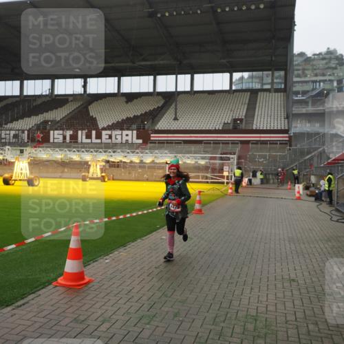07.12.2025 - St. Pauli X-Mass-Run No. 15 Fabian Wolf http://msf.ph/oto/9394227 07.12.2025 10:24:02 Ziel 711, 2603, 2634, 3968, 4139, 4144, 4203, 4479, 4765 meine-sportfotos.de
