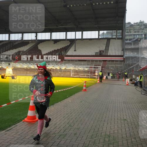 07.12.2025 - St. Pauli X-Mass-Run No. 15 Fabian Wolf http://msf.ph/oto/9394232 07.12.2025 10:24:03 Ziel 711, 2603, 2634, 3968, 4139, 4144, 4203, 4479, 4765 meine-sportfotos.de