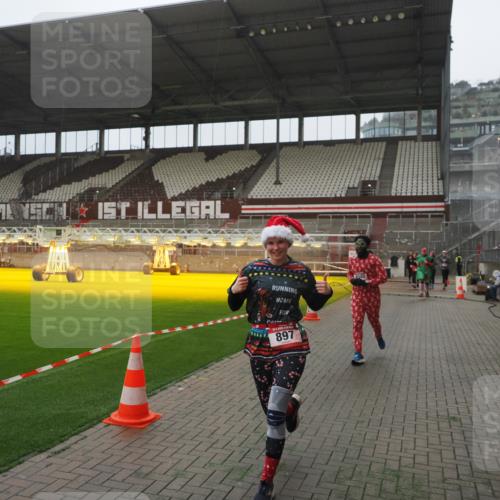 07.12.2025 - St. Pauli X-Mass-Run No. 15 Fabian Wolf http://msf.ph/oto/9394240 07.12.2025 10:24:12 Ziel 711, 712, 897, 4040, 4140, 4479, 4694 meine-sportfotos.de