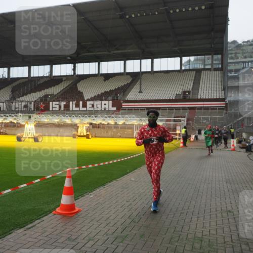 07.12.2025 - St. Pauli X-Mass-Run No. 15 Fabian Wolf http://msf.ph/oto/9394242 07.12.2025 10:24:13 Ziel 711, 712, 897, 4040, 4122, 4140, 4479, 4692, 4694 meine-sportfotos.de