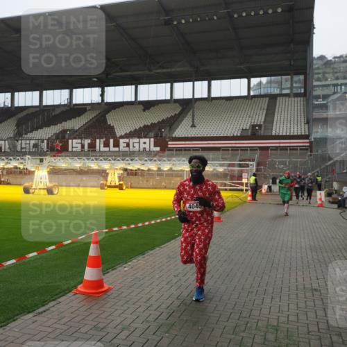 07.12.2025 - St. Pauli X-Mass-Run No. 15 Fabian Wolf http://msf.ph/oto/9394243 07.12.2025 10:24:14 Ziel 711, 712, 897, 4040, 4122, 4140, 4479, 4689, 4692, 4694 meine-sportfotos.de