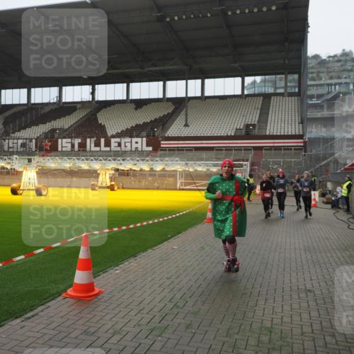 07.12.2025 - St. Pauli X-Mass-Run No. 15 Fabian Wolf http://msf.ph/oto/9394247 07.12.2025 10:24:16 Ziel 712, 897, 4040, 4122, 4140, 4689, 4692, 4694 meine-sportfotos.de