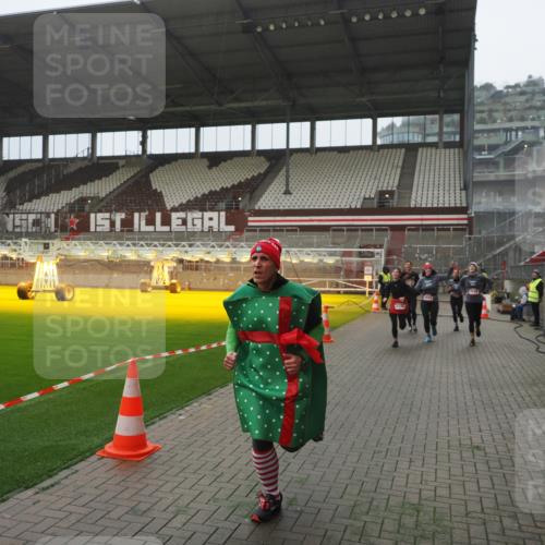 07.12.2025 - St. Pauli X-Mass-Run No. 15 Fabian Wolf http://msf.ph/oto/9394250 07.12.2025 10:24:17 Ziel 712, 897, 4040, 4122, 4140, 4689, 4692, 4694 meine-sportfotos.de