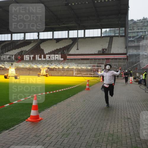 07.12.2025 - St. Pauli X-Mass-Run No. 15 Fabian Wolf http://msf.ph/oto/9394284 07.12.2025 10:24:27 Ziel 712, 1986, 2071, 4122, 4140, 4689, 4692, 4694 meine-sportfotos.de