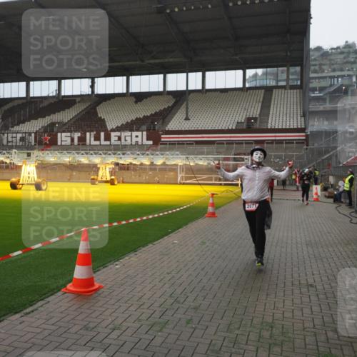 07.12.2025 - St. Pauli X-Mass-Run No. 15 Fabian Wolf http://msf.ph/oto/9394285 07.12.2025 10:24:27 Ziel 712, 1986, 2071, 4122, 4140, 4689, 4692, 4694 meine-sportfotos.de