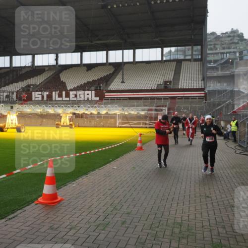 07.12.2025 - St. Pauli X-Mass-Run No. 15 Fabian Wolf http://msf.ph/oto/9394293 07.12.2025 10:24:33 Ziel 1986, 2071, 4122, 4542, 4689, 4692, 4766, 4780 meine-sportfotos.de