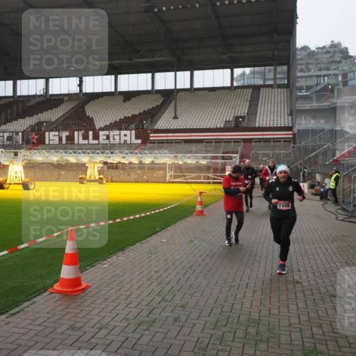 07.12.2025 - St. Pauli X-Mass-Run No. 15 Fabian Wolf http://msf.ph/oto/9394296 07.12.2025 10:24:34 Ziel 1986, 2071, 4541, 4542, 4689, 4766, 4780 meine-sportfotos.de