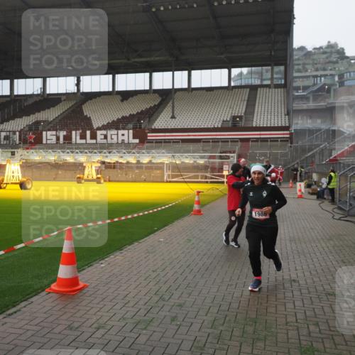 07.12.2025 - St. Pauli X-Mass-Run No. 15 Fabian Wolf http://msf.ph/oto/9394298 07.12.2025 10:24:34 Ziel 1986, 2071, 4541, 4542, 4689, 4766, 4780 meine-sportfotos.de