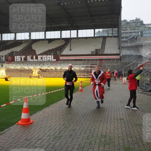 07.12.2025 - St. Pauli X-Mass-Run No. 15 Fabian Wolf http://msf.ph/oto/9394307 07.12.2025 10:24:37 Ziel 1986, 2071, 4541, 4542, 4766, 4780 meine-sportfotos.de