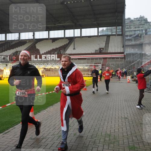 07.12.2025 - St. Pauli X-Mass-Run No. 15 Fabian Wolf http://msf.ph/oto/9394309 07.12.2025 10:24:38 Ziel 1986, 2071, 4136, 4155, 4541, 4542, 4766, 4780 meine-sportfotos.de