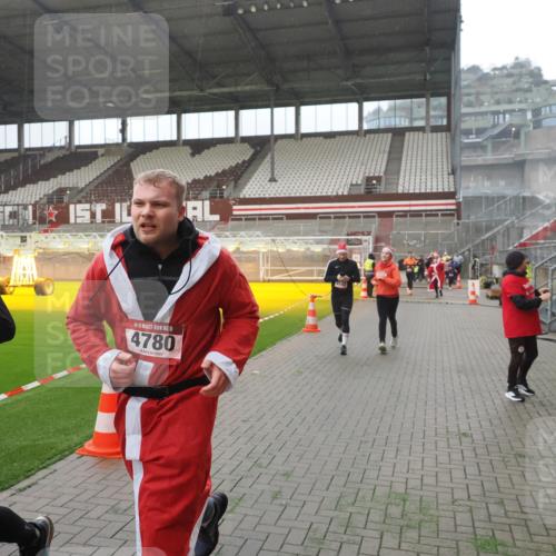 07.12.2025 - St. Pauli X-Mass-Run No. 15 Fabian Wolf http://msf.ph/oto/9394311 07.12.2025 10:24:39 Ziel 1986, 2071, 4136, 4155, 4541, 4542, 4766, 4780 meine-sportfotos.de