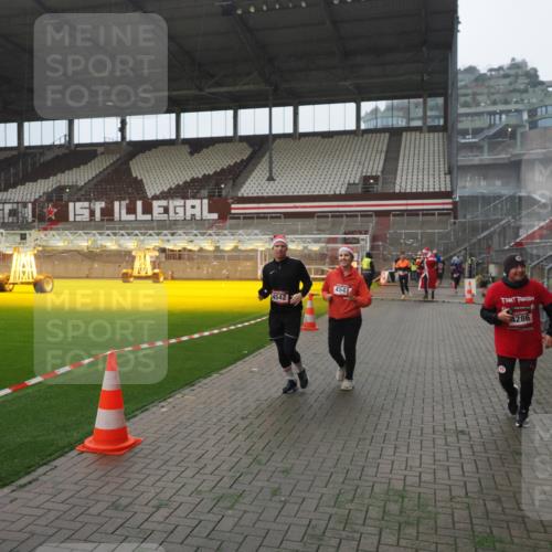 07.12.2025 - St. Pauli X-Mass-Run No. 15 Fabian Wolf http://msf.ph/oto/9394314 07.12.2025 10:24:40 Ziel 1986, 2071, 4079, 4135, 4136, 4155, 4541, 4542, 4766, 4780 meine-sportfotos.de