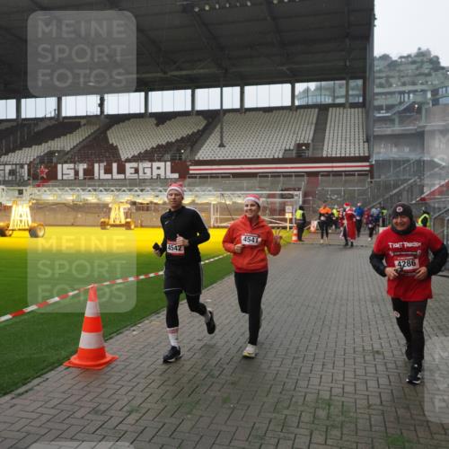 07.12.2025 - St. Pauli X-Mass-Run No. 15 Fabian Wolf http://msf.ph/oto/9394316 07.12.2025 10:24:40 Ziel 1986, 2071, 4079, 4135, 4136, 4155, 4541, 4542, 4766, 4780 meine-sportfotos.de