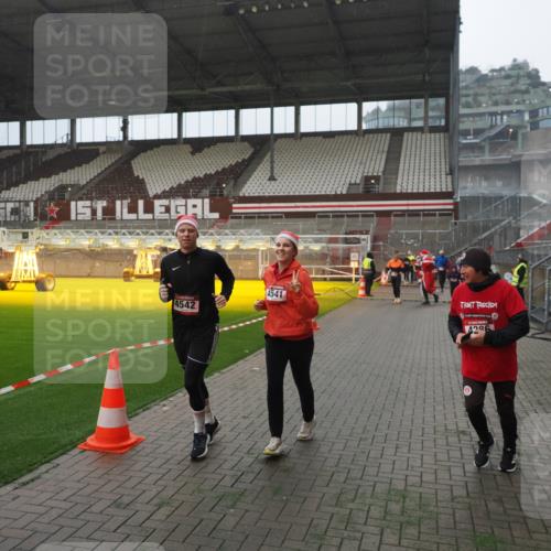 07.12.2025 - St. Pauli X-Mass-Run No. 15 Fabian Wolf http://msf.ph/oto/9394317 07.12.2025 10:24:41 Ziel 1986, 2071, 4078, 4079, 4135, 4136, 4155, 4541, 4542, 4766, 4780 meine-sportfotos.de