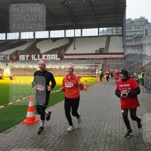 07.12.2025 - St. Pauli X-Mass-Run No. 15 Fabian Wolf http://msf.ph/oto/9394318 07.12.2025 10:24:41 Ziel 1986, 2071, 4078, 4079, 4135, 4136, 4155, 4541, 4542, 4766, 4780 meine-sportfotos.de