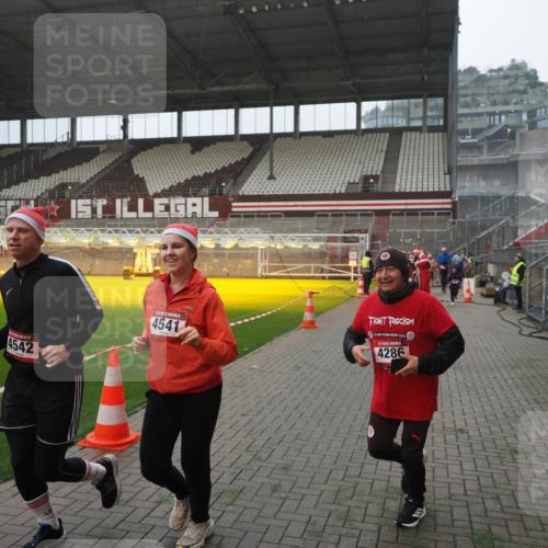 07.12.2025 - St. Pauli X-Mass-Run No. 15 Fabian Wolf http://msf.ph/oto/9394320 07.12.2025 10:24:41 Ziel 1986, 2071, 4078, 4079, 4135, 4136, 4155, 4541, 4542, 4766, 4780 meine-sportfotos.de