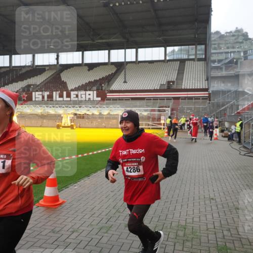 07.12.2025 - St. Pauli X-Mass-Run No. 15 Fabian Wolf http://msf.ph/oto/9394322 07.12.2025 10:24:42 Ziel 1986, 2071, 4078, 4079, 4135, 4136, 4155, 4541, 4542, 4766, 4780 meine-sportfotos.de