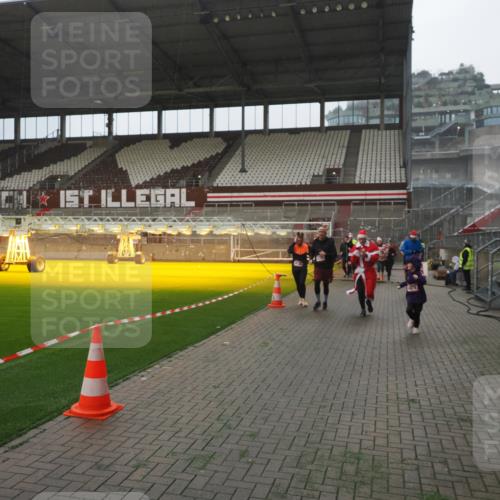 07.12.2025 - St. Pauli X-Mass-Run No. 15 Fabian Wolf http://msf.ph/oto/9394324 07.12.2025 10:24:45 Ziel 915, 974, 1986, 3152, 4078, 4079, 4091, 4092, 4135, 4136, 4155, 4177, 4496, 4497, 4530, 4541, 4542, 4766, 4780 meine-sportfotos.de