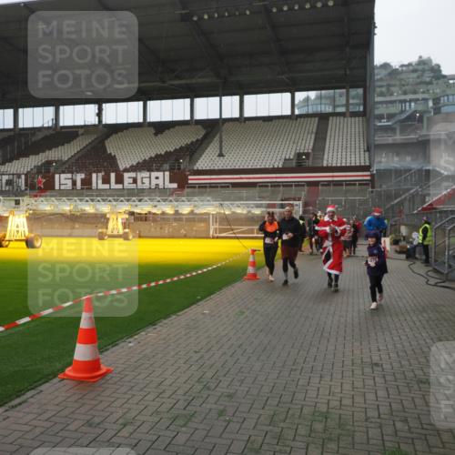 07.12.2025 - St. Pauli X-Mass-Run No. 15 Fabian Wolf http://msf.ph/oto/9394325 07.12.2025 10:24:45 Ziel 915, 974, 1986, 3152, 4078, 4079, 4091, 4092, 4135, 4136, 4155, 4177, 4496, 4497, 4530, 4541, 4542, 4766, 4780 meine-sportfotos.de